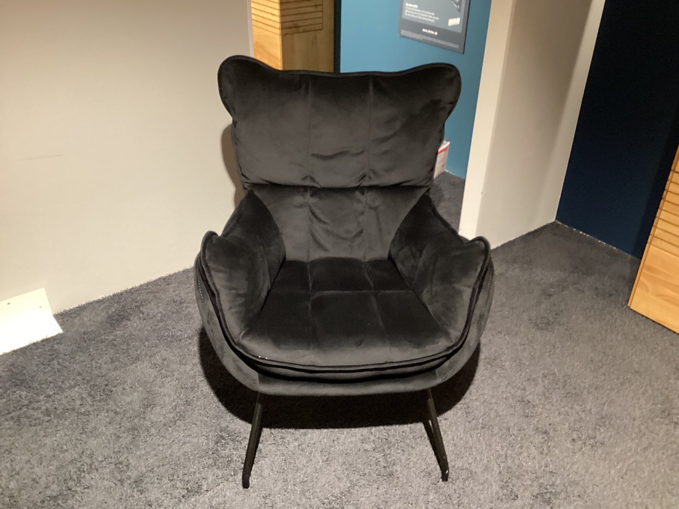 Sessel „Jules“ von „Designwerk“, Velours schwarz, Vierfußgestell