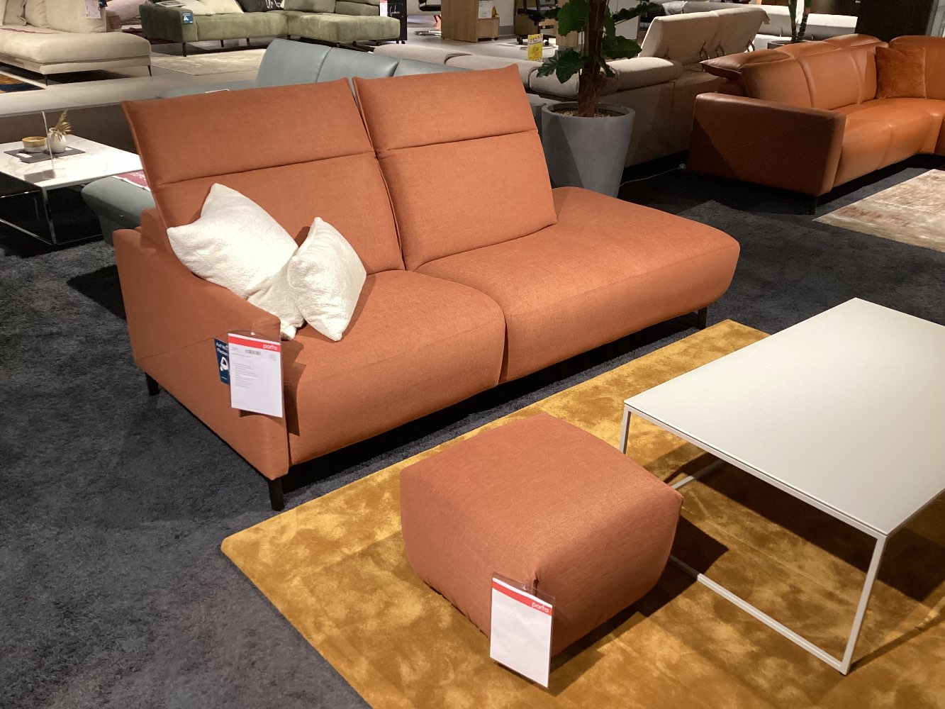 Recamiere mit Hocker „Sallin“, Orig. ROM,  man. Kopfteilverst.