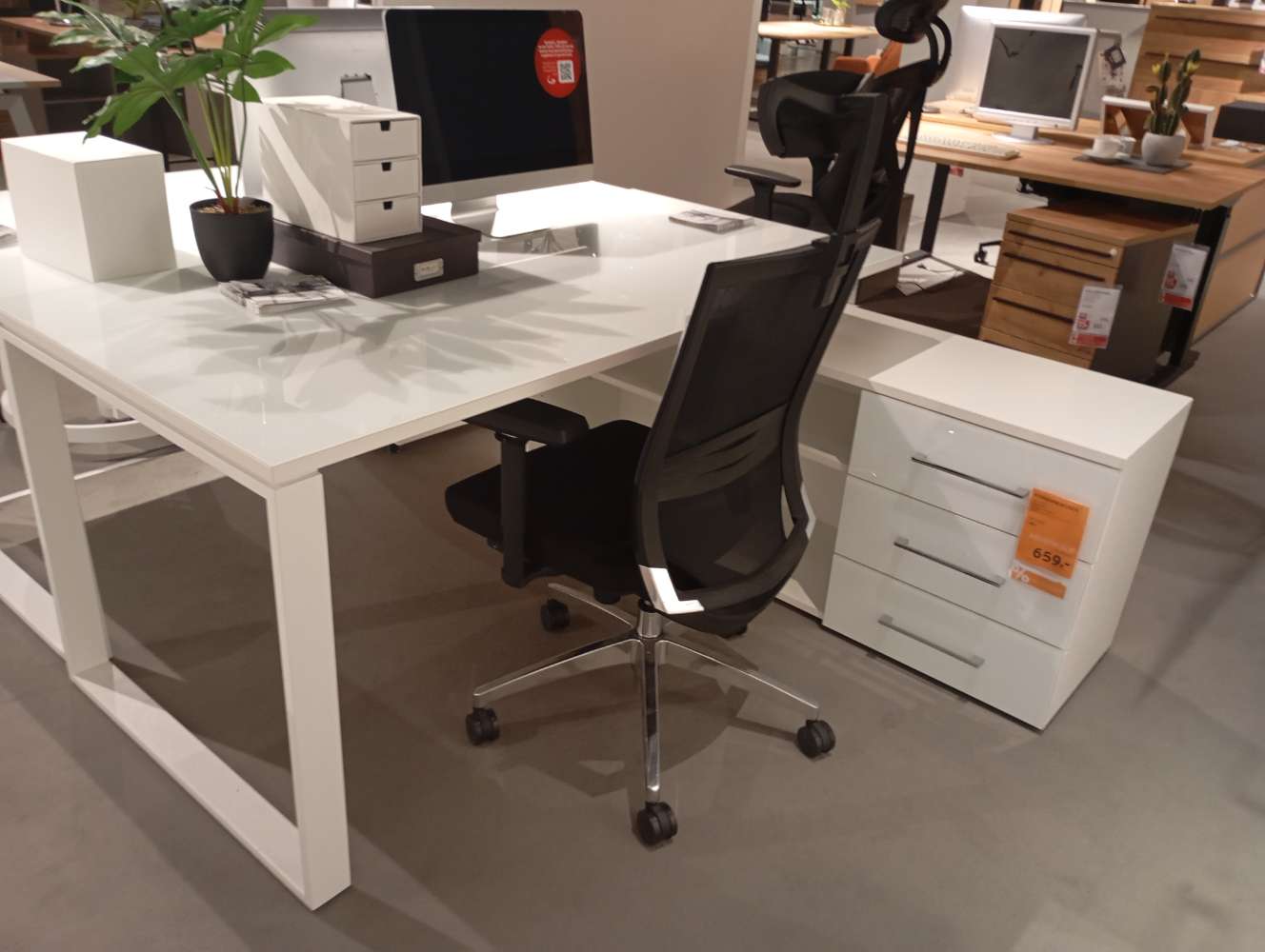 NOVEL ECKSCHREIBTISH MONTERIA