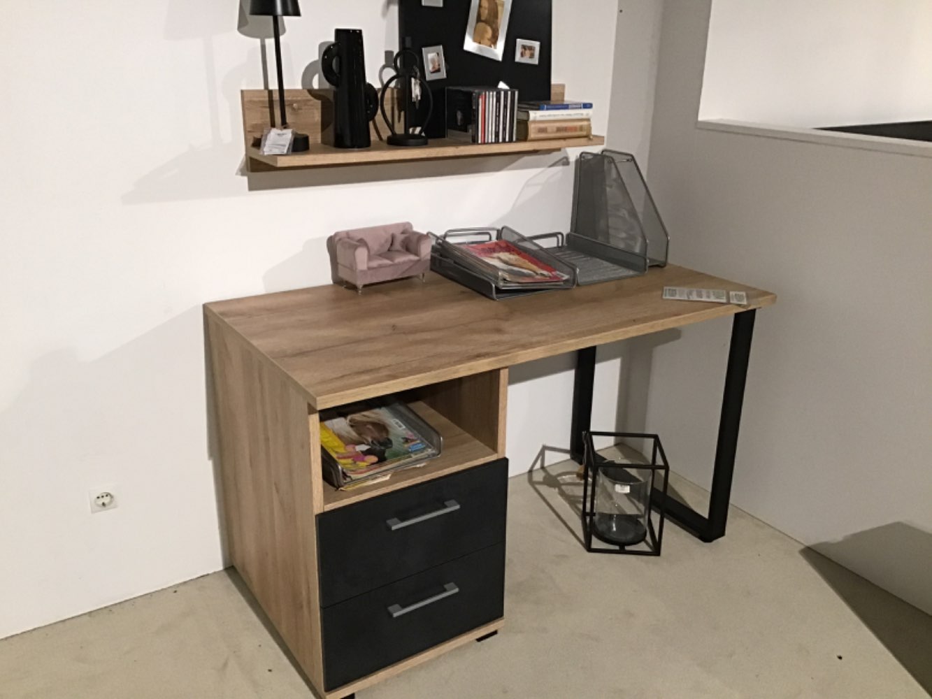 Interliving 1701  Schreibtisch mit Wandboard Maß 125x73x65cm