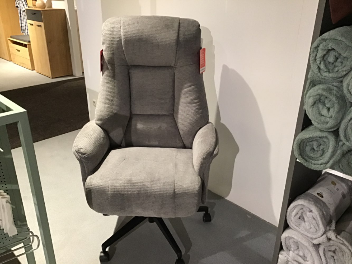 Chefsessel mit Federkernsitz  und Hardbodenrollen