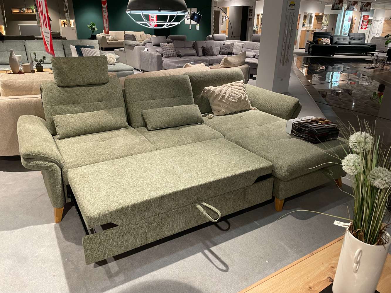 Polstergarnitur mit Schlaffunktion und Bettkasten