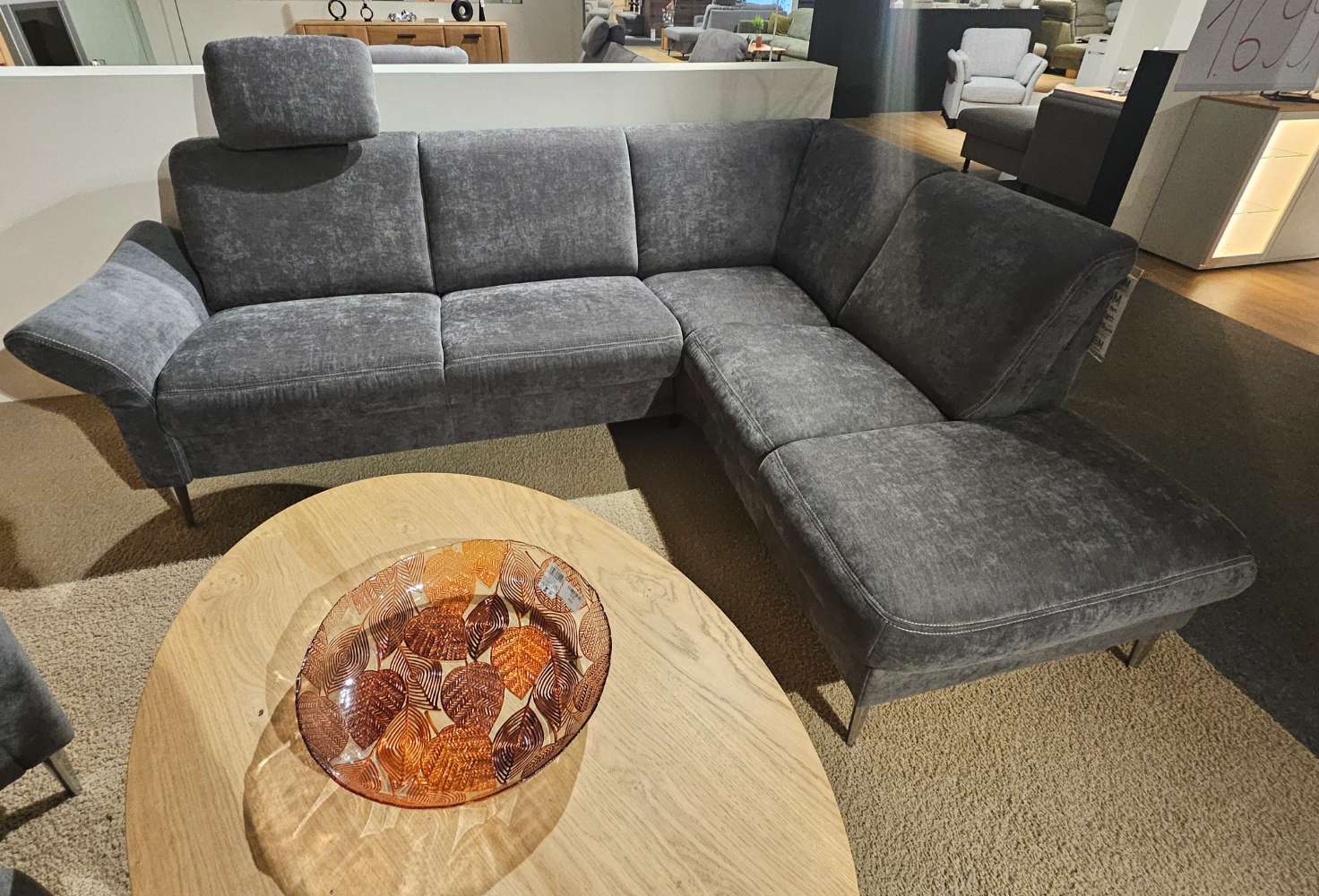 Garnitur mit aufklappbaren Anstellhocker