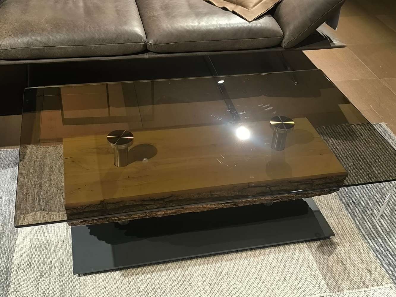 Couchtisch „Runa“, Orig. Hartmann, Baumstamm mit Rinde