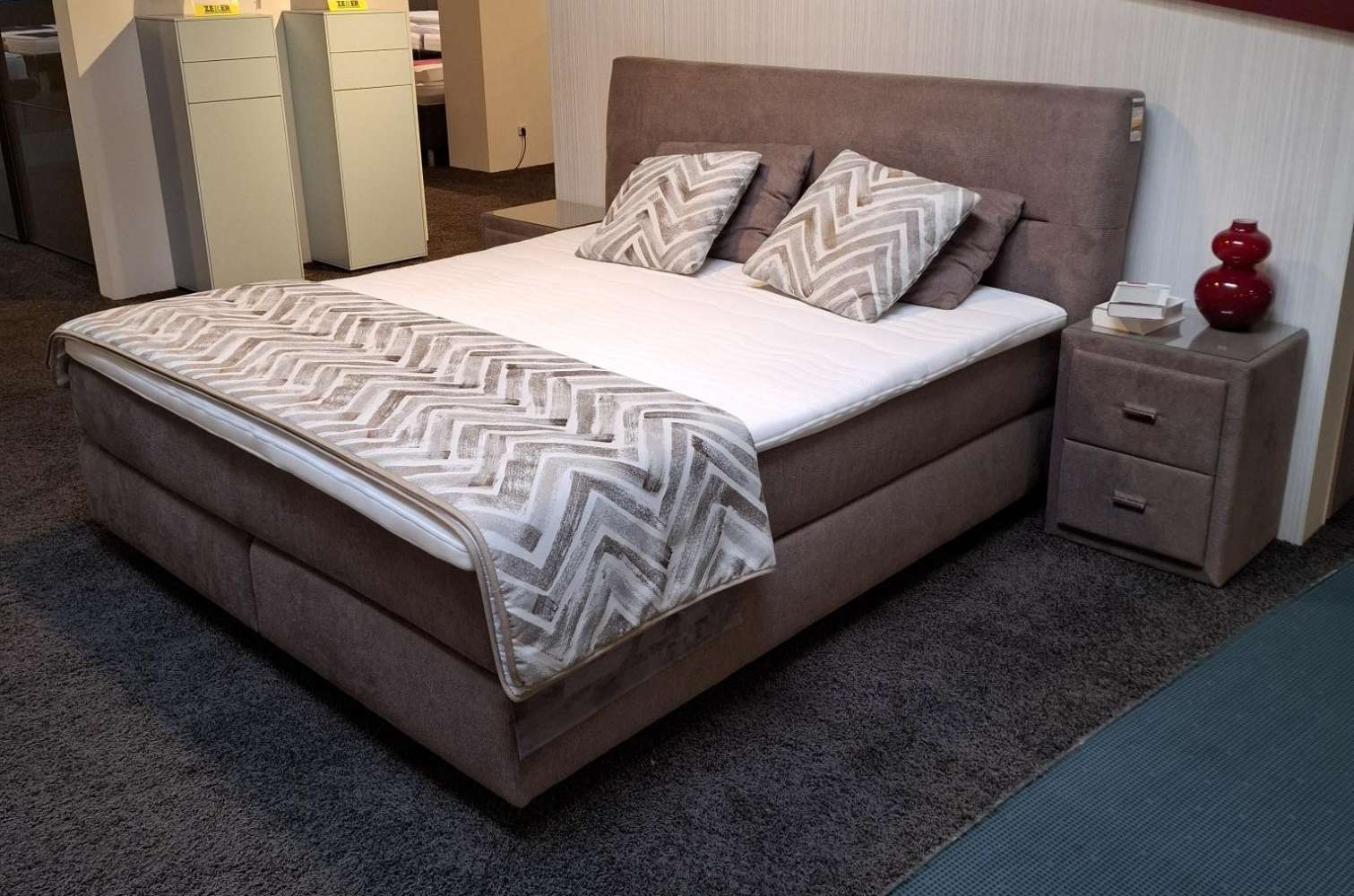 Boxspringbett Lgfl.180×200 cm inkl. Konsolen und Zubehör