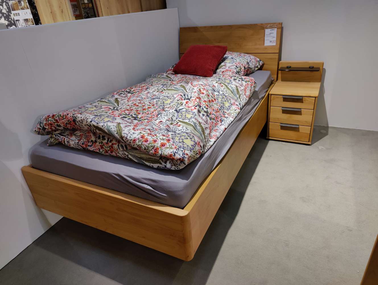 Einzelbett – 100 x 200 cm – inkl. Nachtkommode – inkl. Bel.