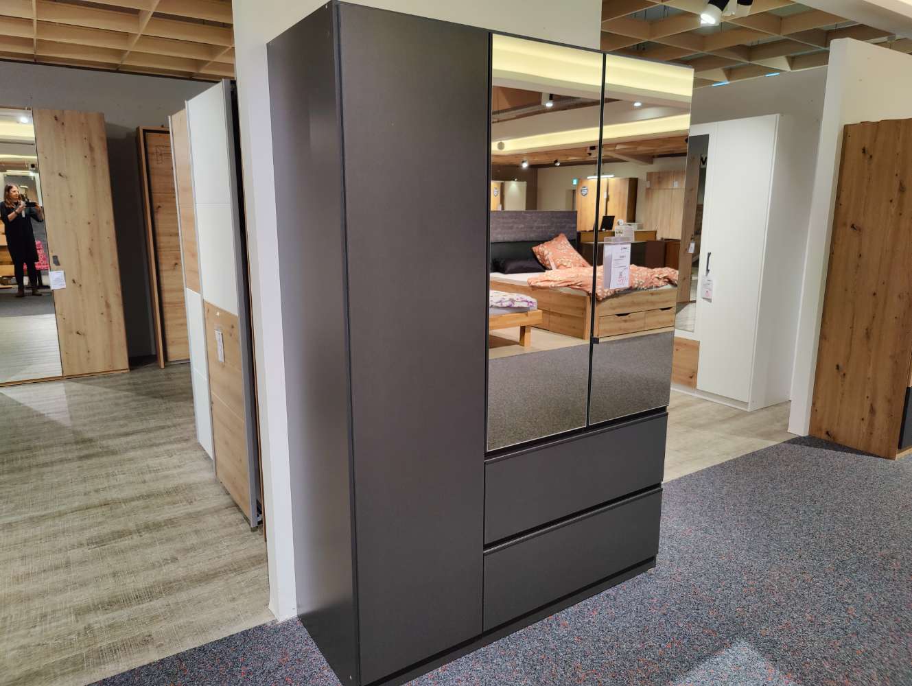Kleiderschrank – 3-türig – grau – anthrazit – B 136 cm