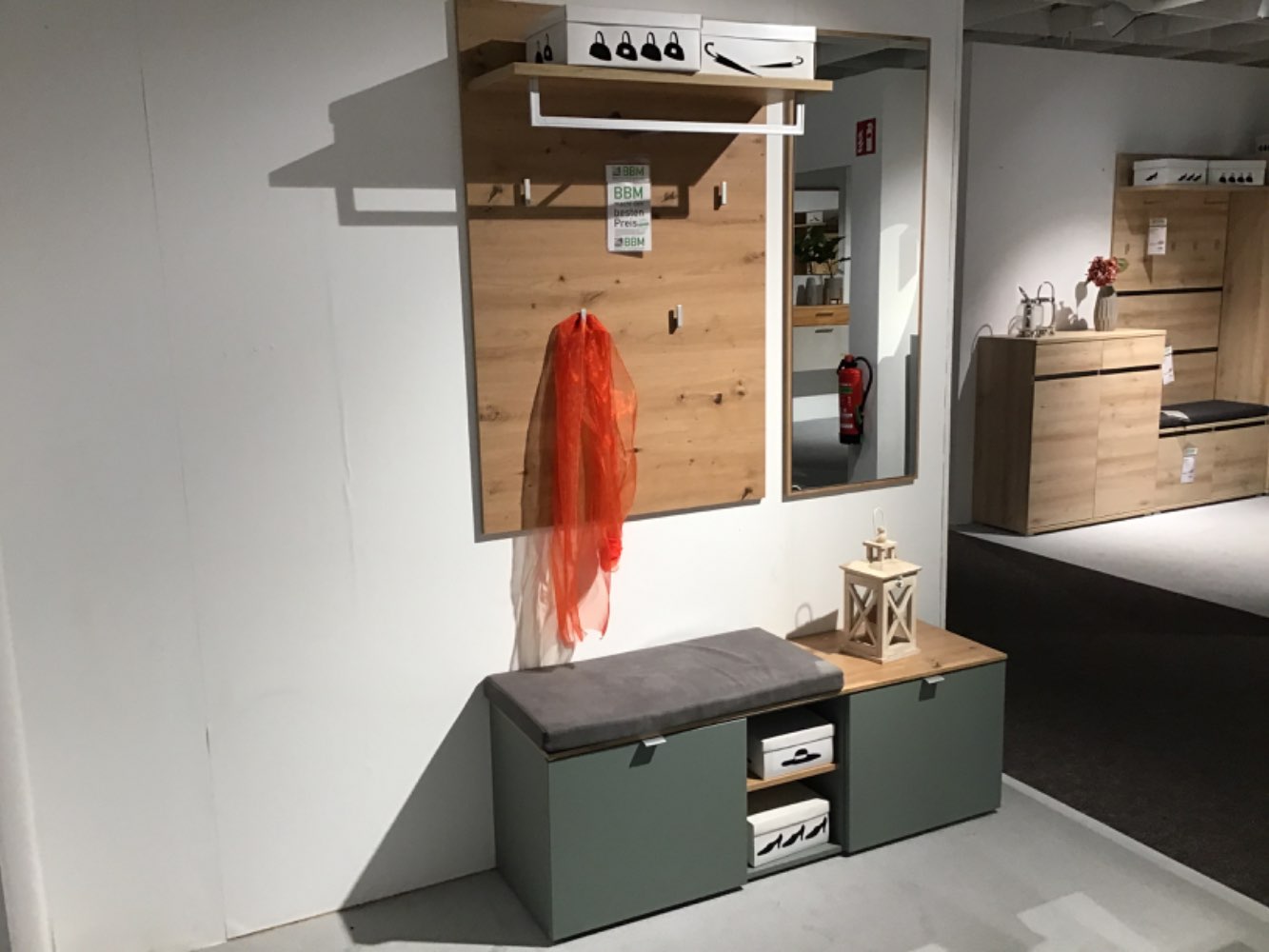 Moderne Garderobe Farbe Eiche/grün Maß 128x198x38cm