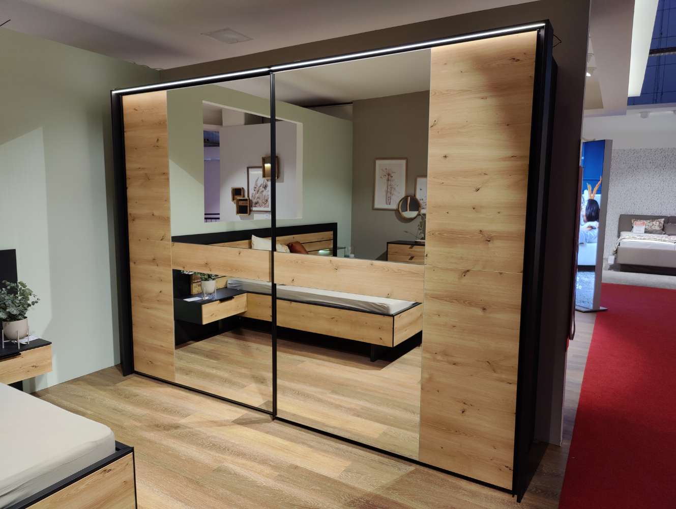 Schwebetürenschrank – B 309 cm – Asteiche Nb. – schwarz