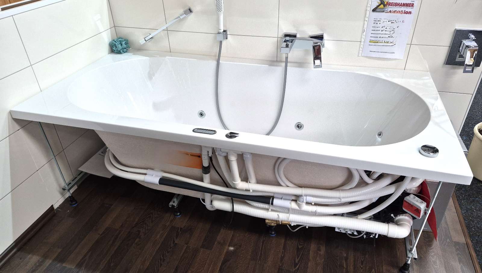 Whirlpoolanlage mit Rechteckwanne / AUSSTELLUNGSSTÜCK Bad O5