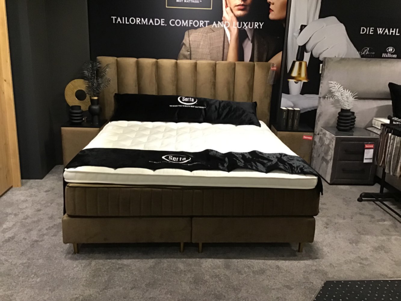 Boxspringbett + Nachttische