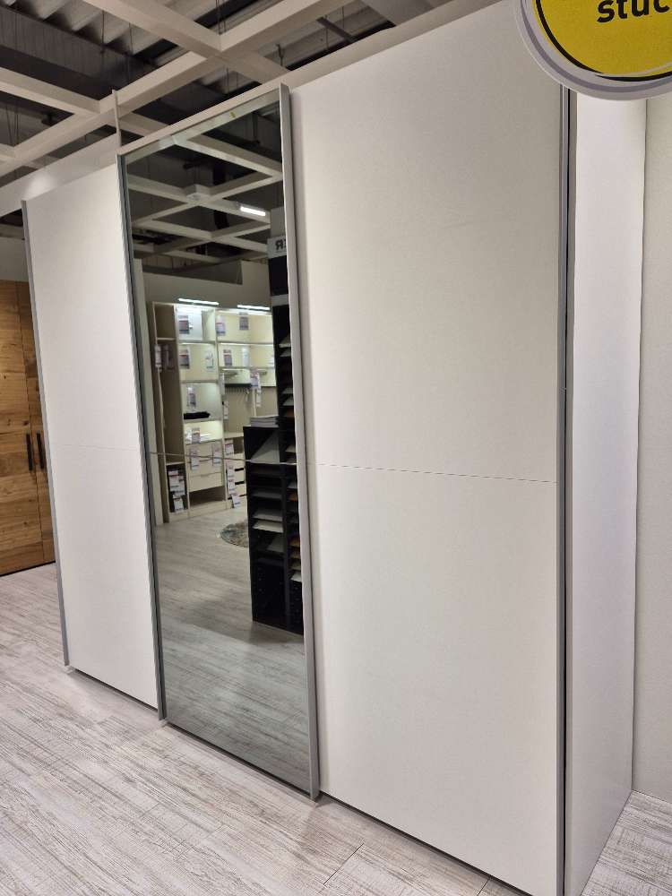 Schwebetürenschrank