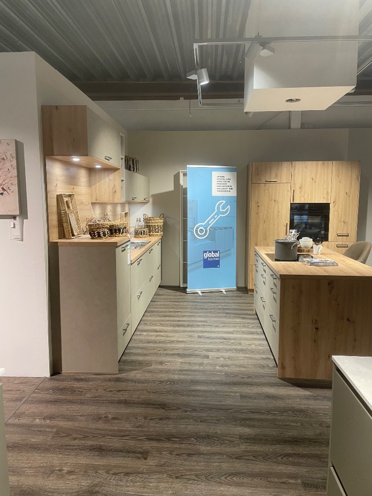 Ausstellungsküche mit Insel Optik Beton Eiche Wildeiche natur