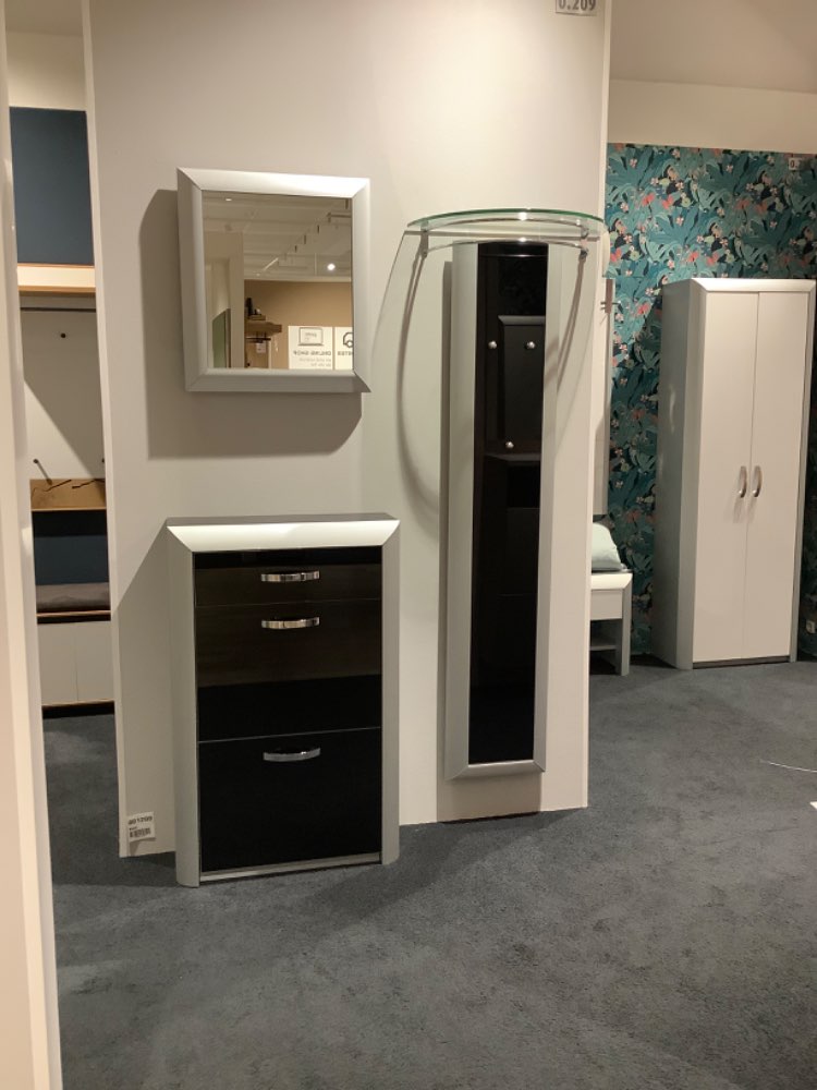 Garderobe Mondo Entry