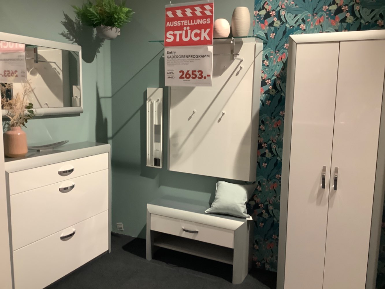 Garderobe Mondo Entry