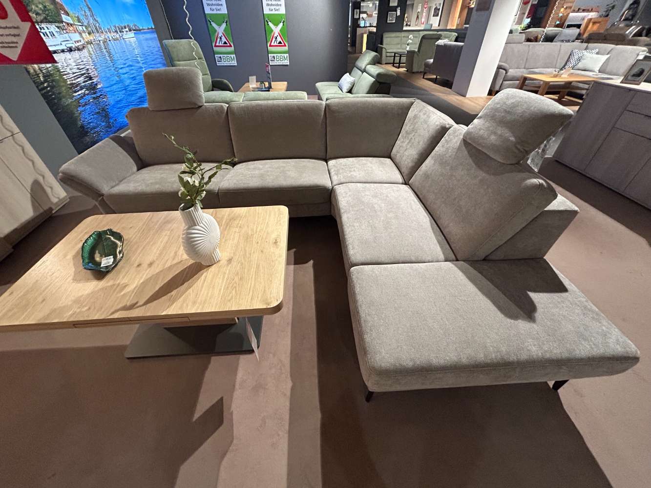 Garnitur mit motorisch vorziehbarer Bank