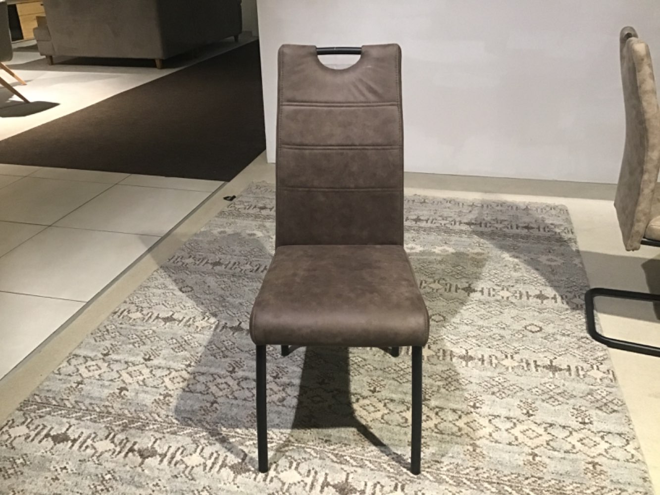 Stuhl 4-Fuß-Gestell schwarz Stoffbezug braun Maß  43/99/61cm