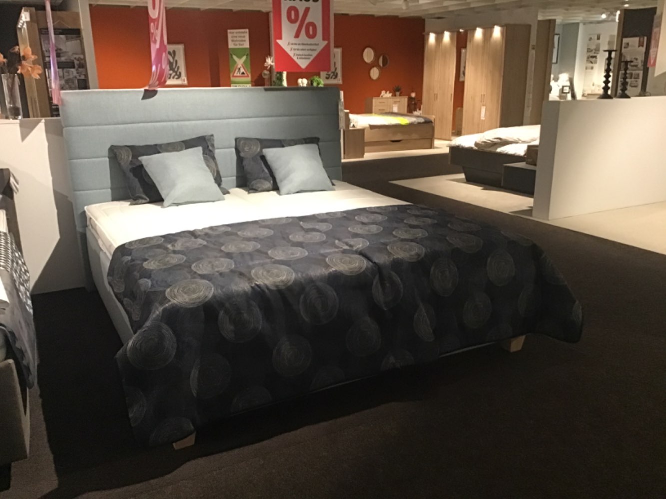 Großes Polsterbett mit Bettkasten Farbe olivgrün LF 180×200