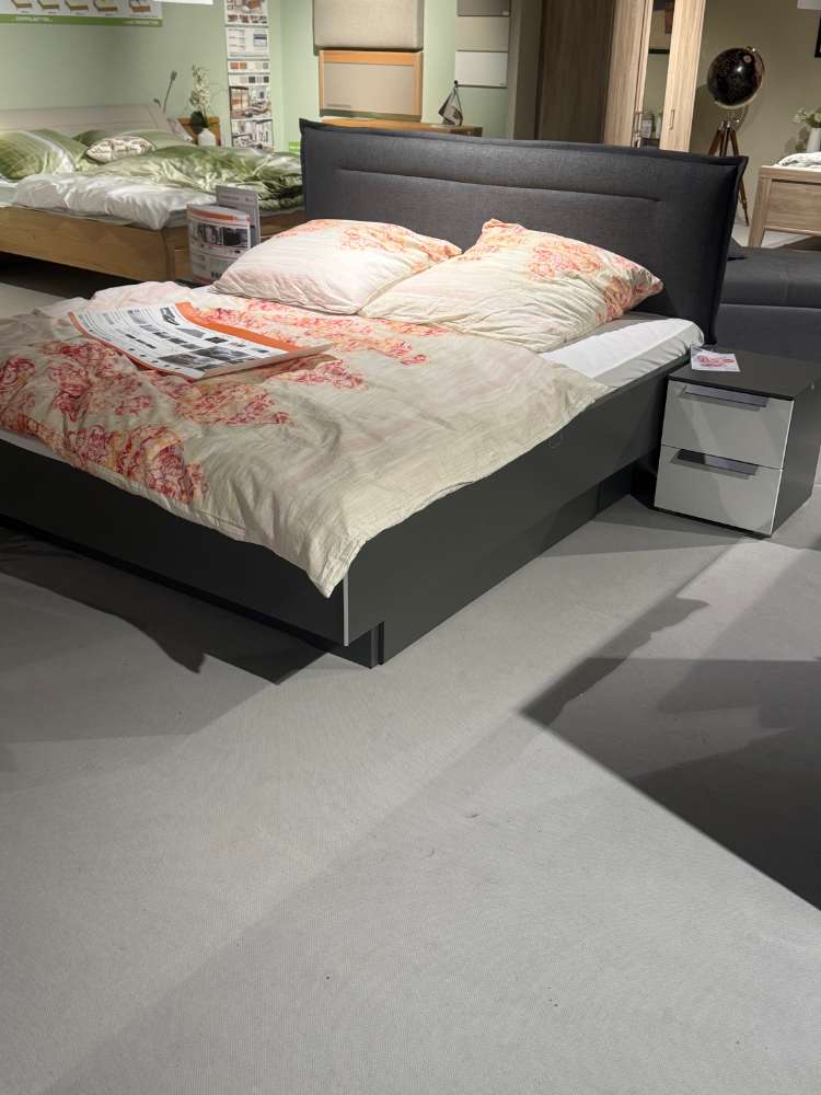 Doppelbett 180×200 cm inkl. Nachtschränke