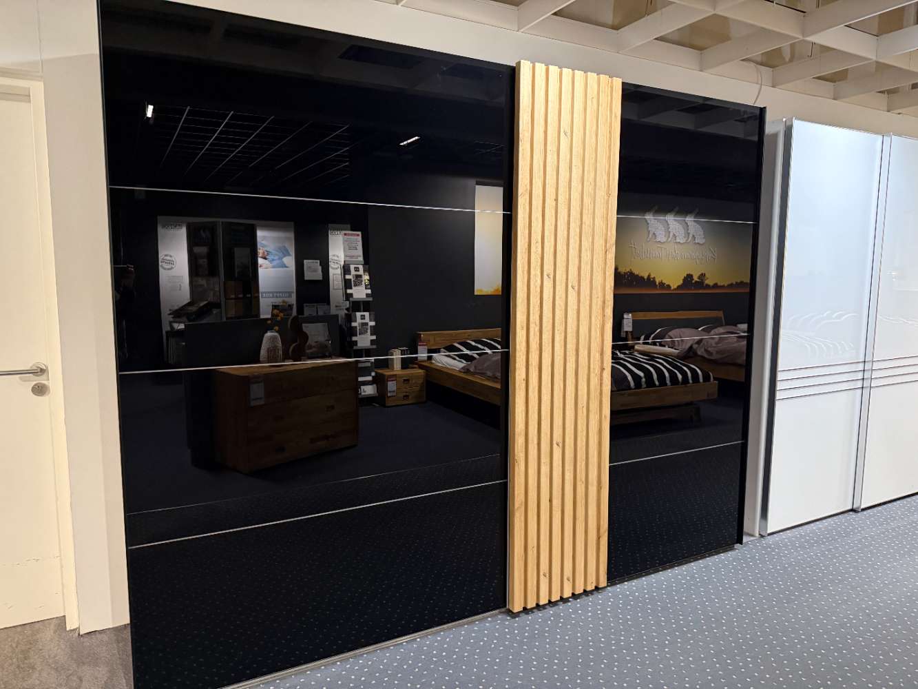 Schwebetürenschrank