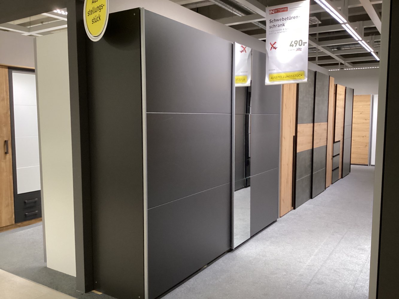 Schwebetürenschrank