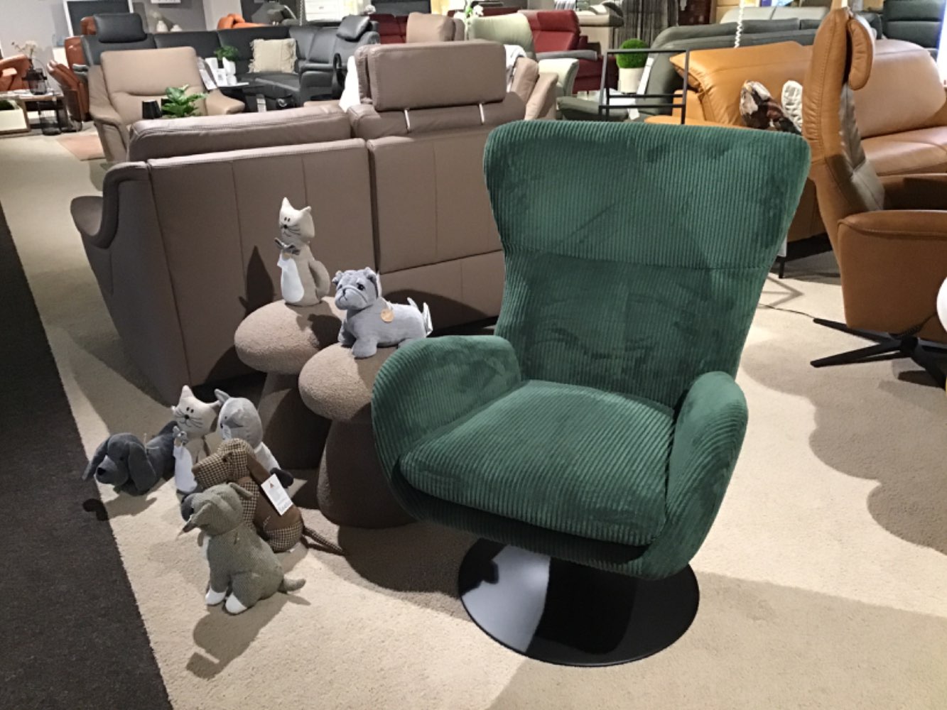 Drehbarer Sessel Farbe grün Fußgestell Metall schwarz 72/96/81cm