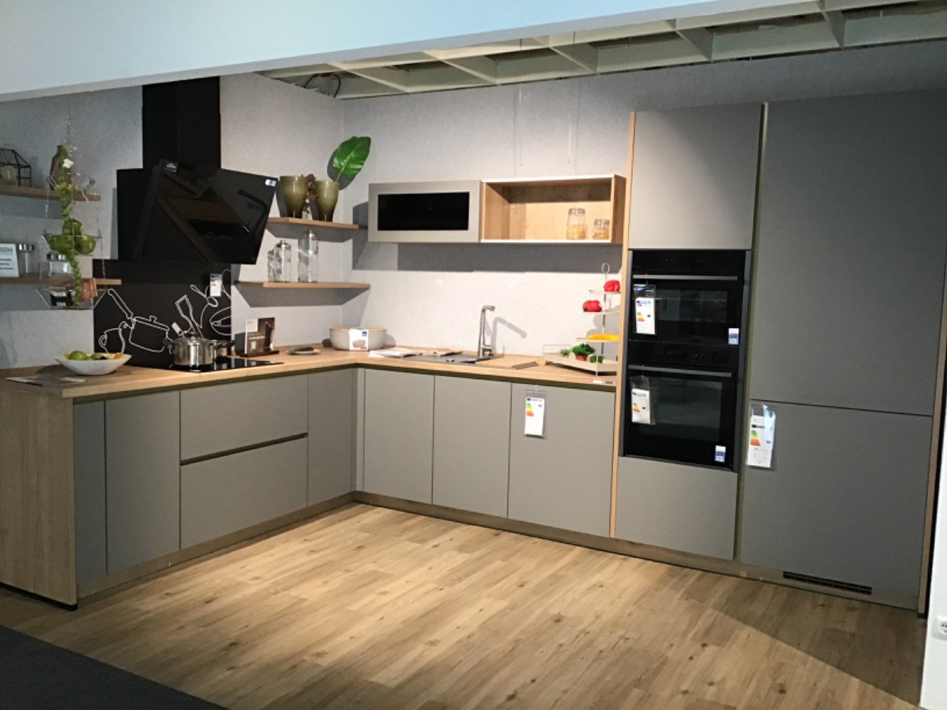 Grifflose Einbauküche mit E-Geräte von Neff Maß 255x373cm