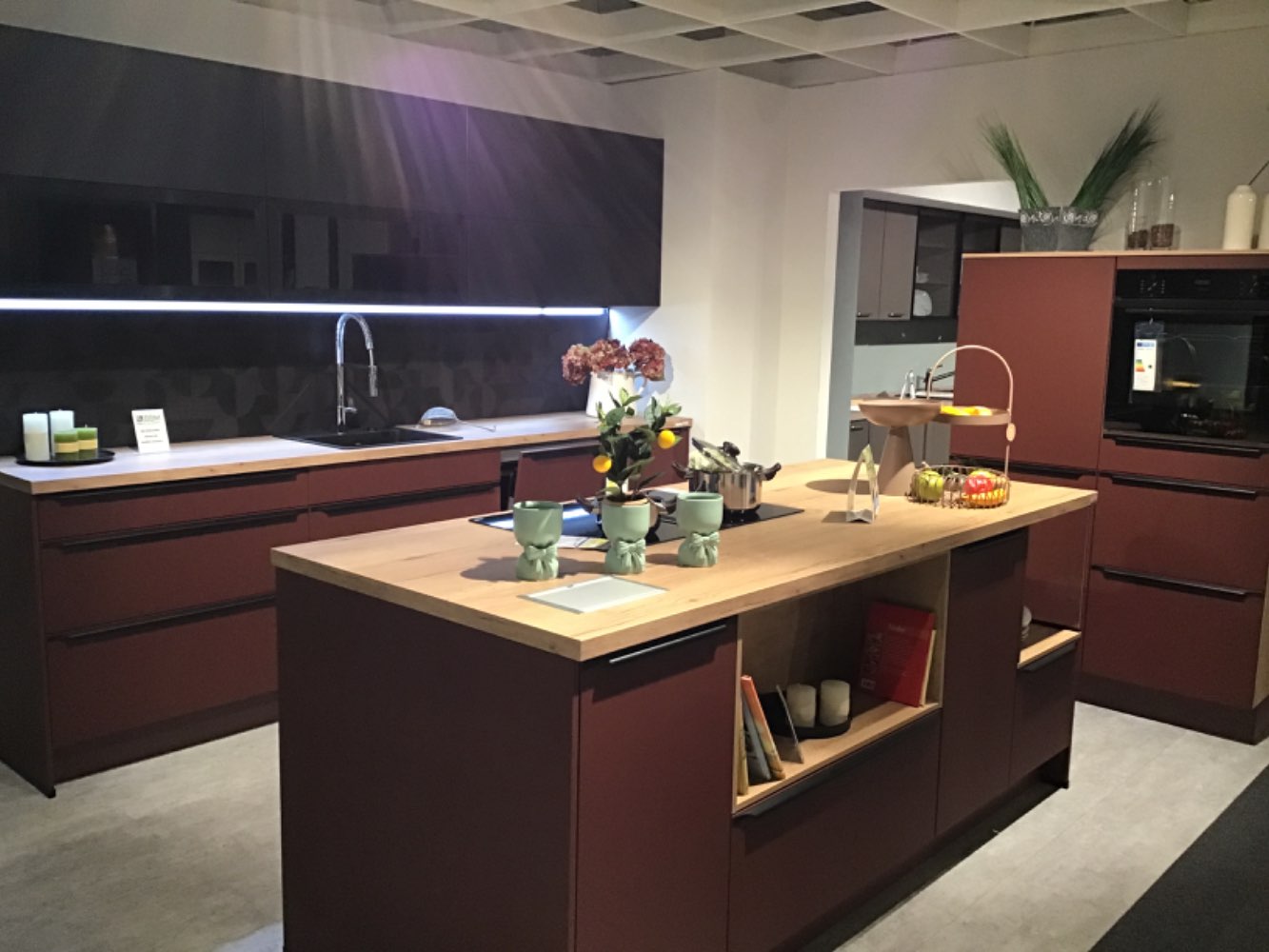 Nobilia Einbauküche mit Insellösung Farbe Rostrot Siemens Geräte