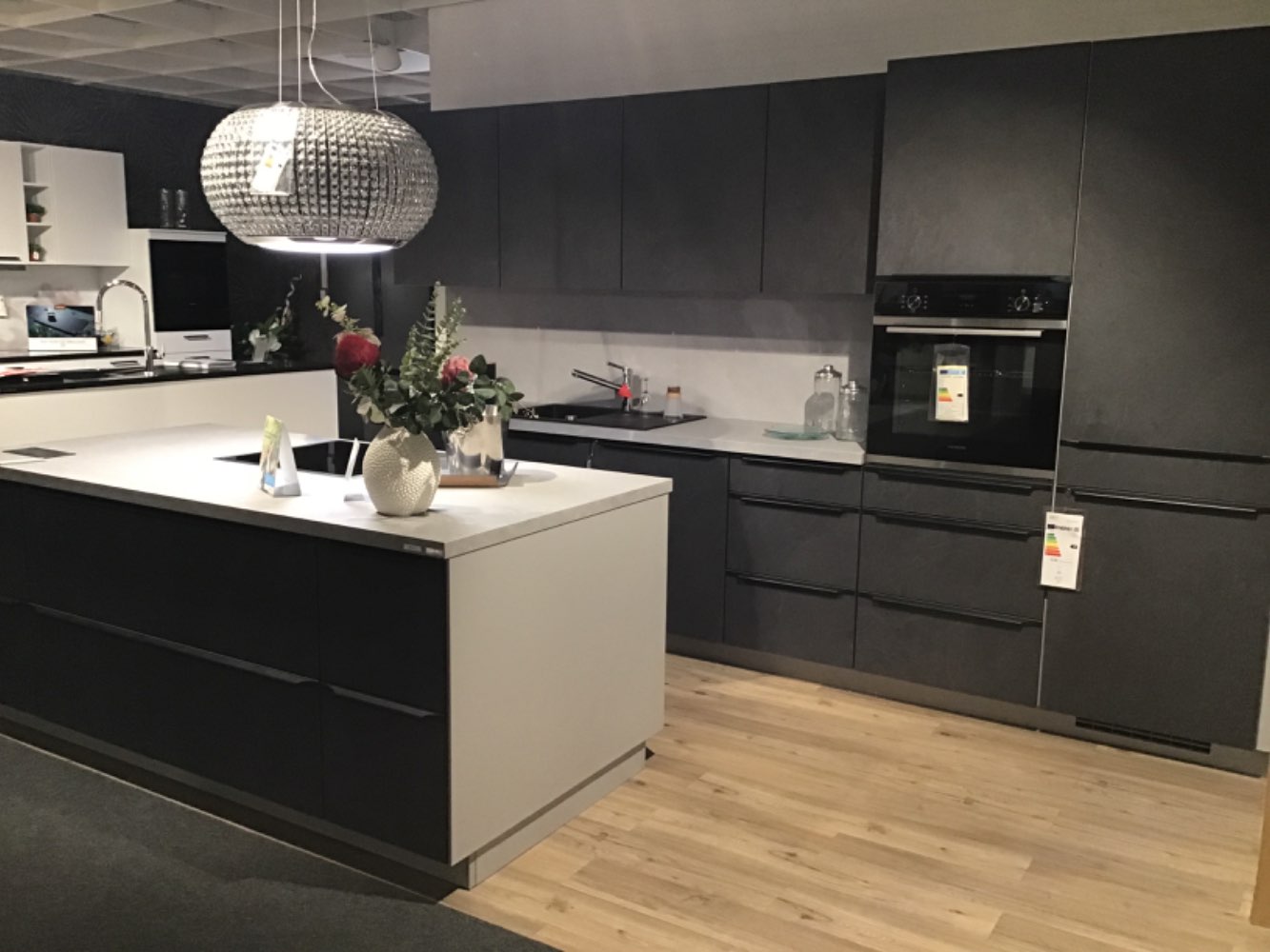 Nobilia Inselküche in Grauschiefer, inclusive Design Haube