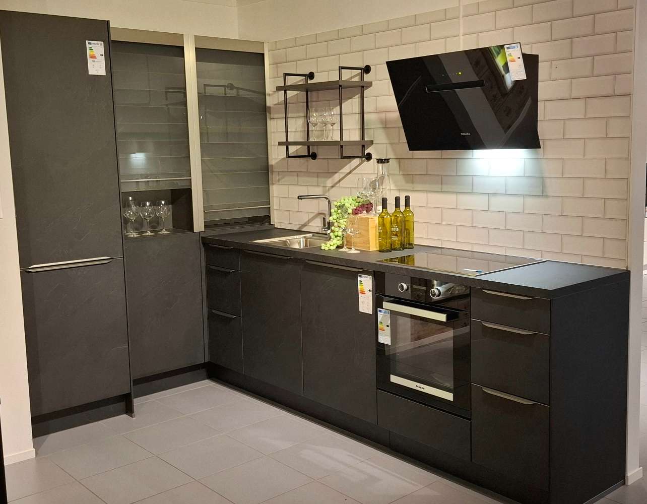 L-Küche Grauschiefer inkl. Geräte, Spüle und Armatur