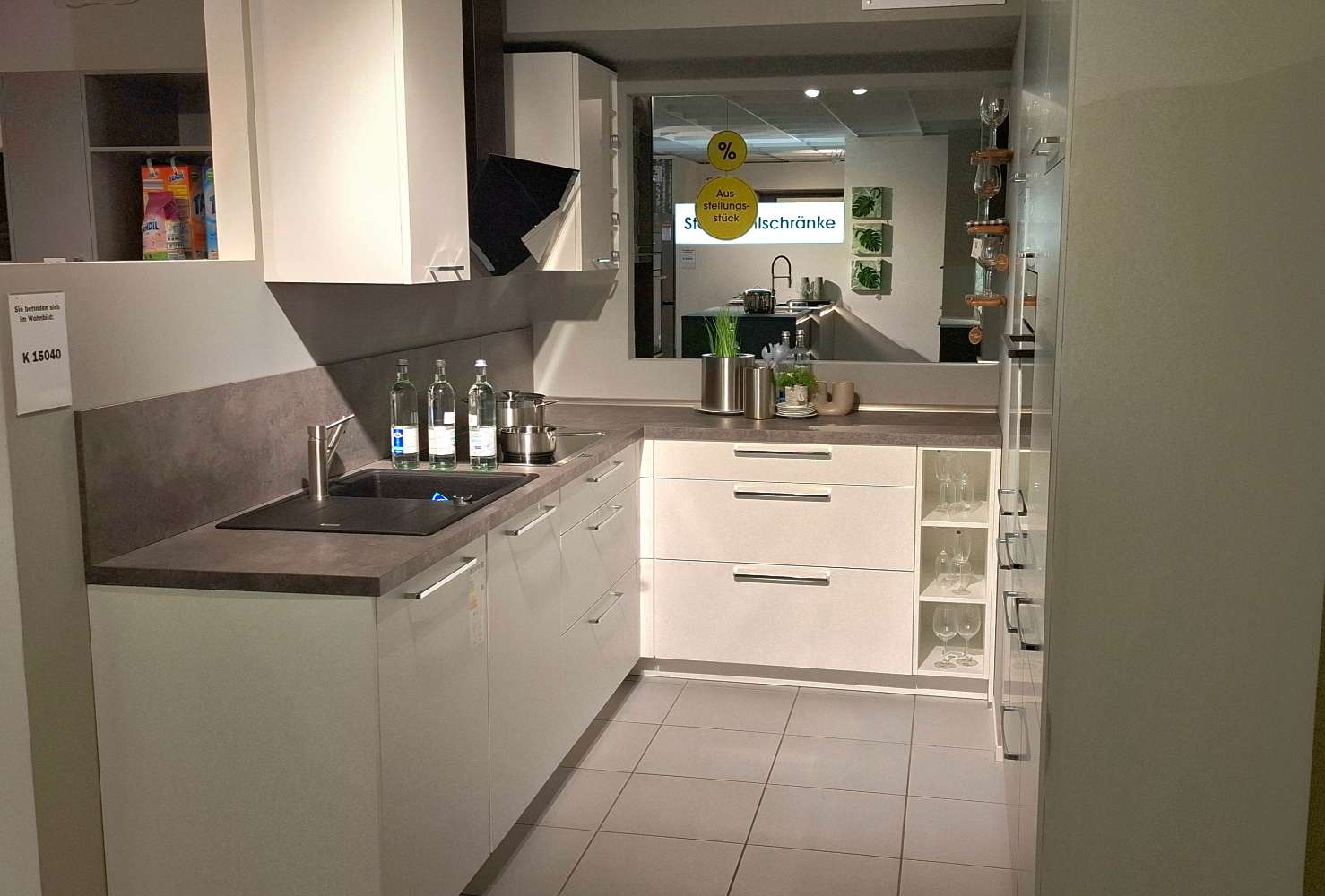 L-Küche mit Hochschrank Zeile inkl. Geräte, Spüle und Armatur