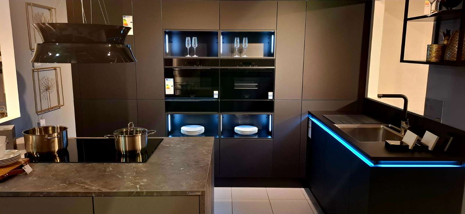 L-Küche mit Insel inkl. Geräte, Spüle und Armatur