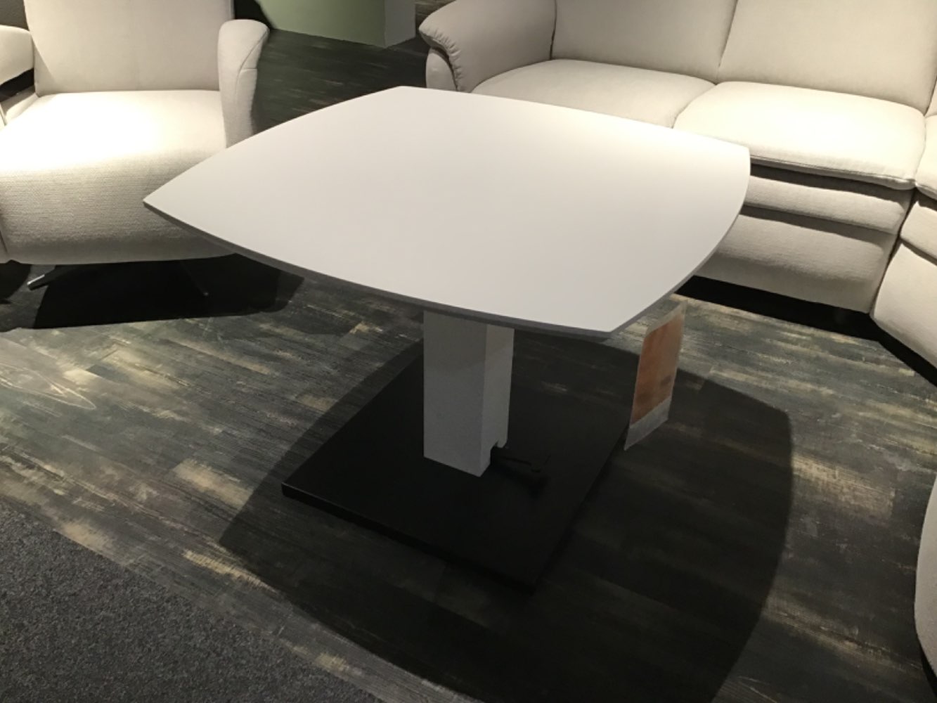 XXXLutz Ausstellungsstück Möbel Couchtisch Metz Lack weiß matt