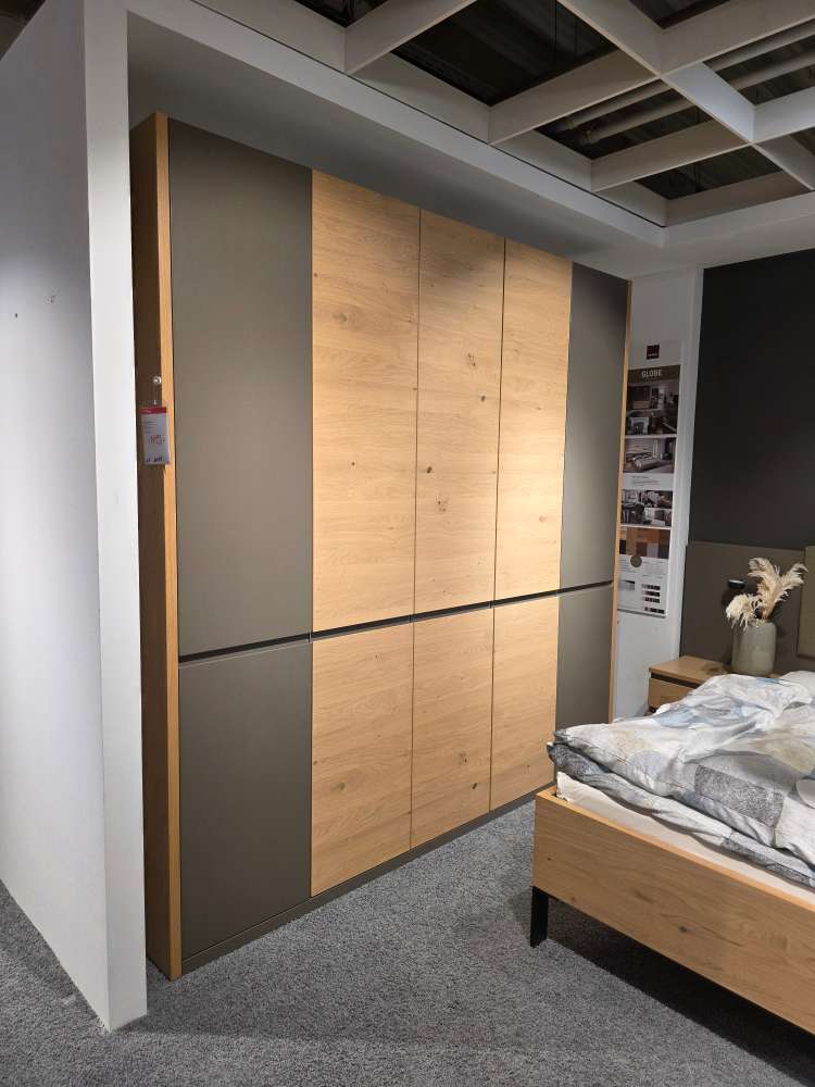 Drehtürenschrank