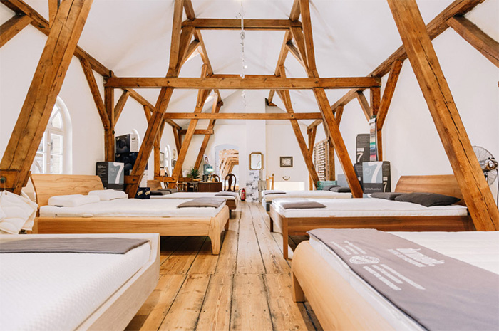 Matratzenfachgeschäft mit verschiedenen Matratzen