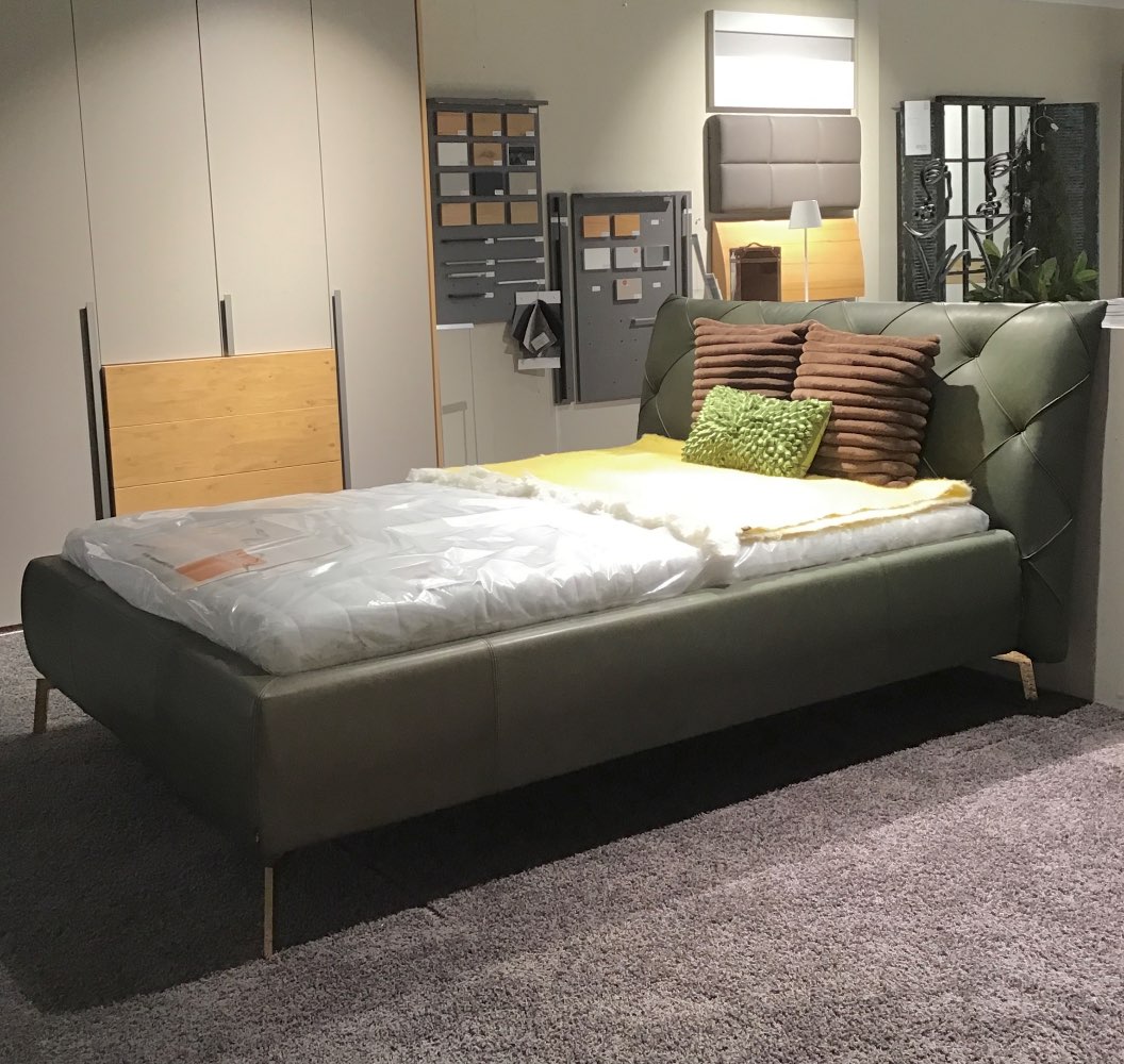 Polsterbett 140x200cm grün gestepptes Kopfteil