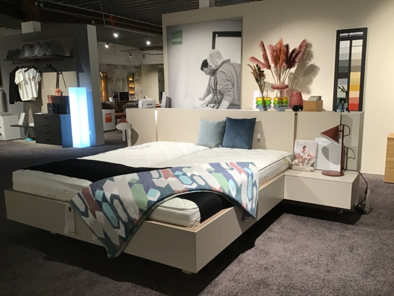 Bettanlage + integrierte Konsolen 180x200cm mit LED Beleuchtung