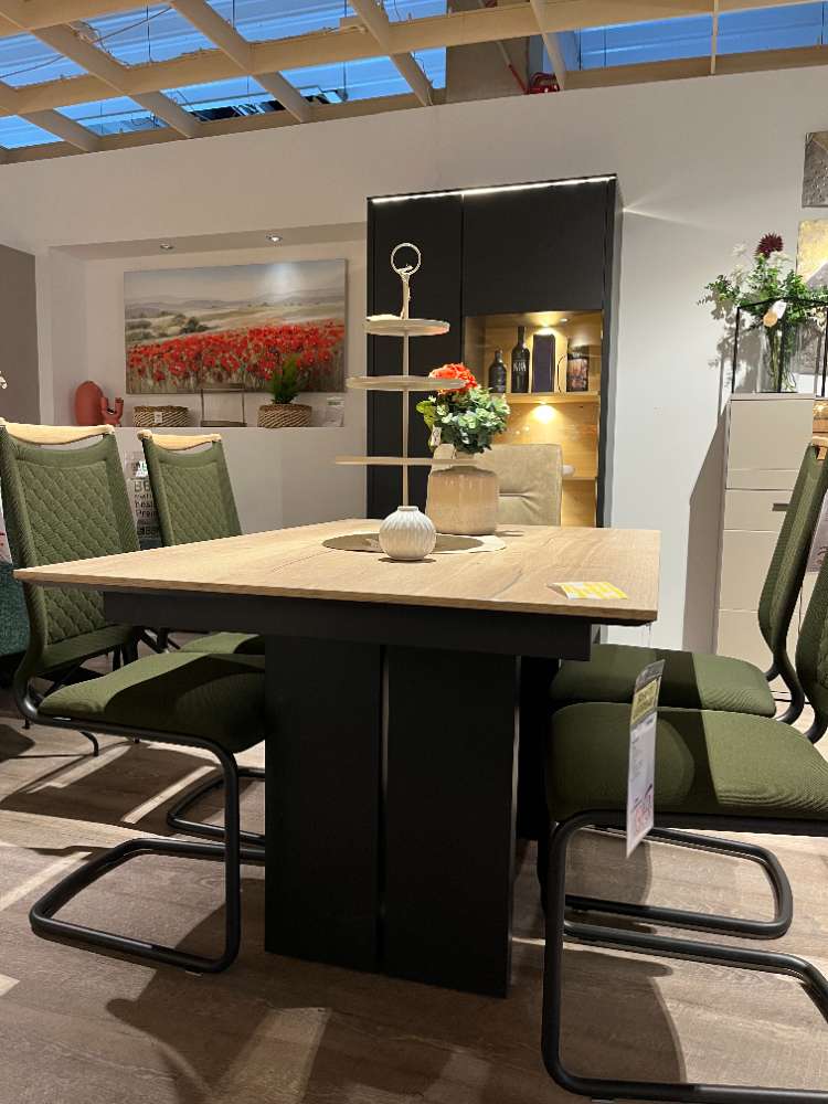 Ausziehbarer Esstisch