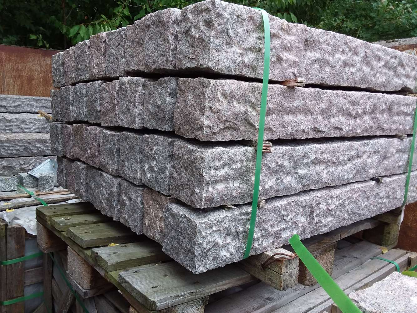 Granit Palisaden 12x12x150 cm rötlich-grau  Naturstein Outlet