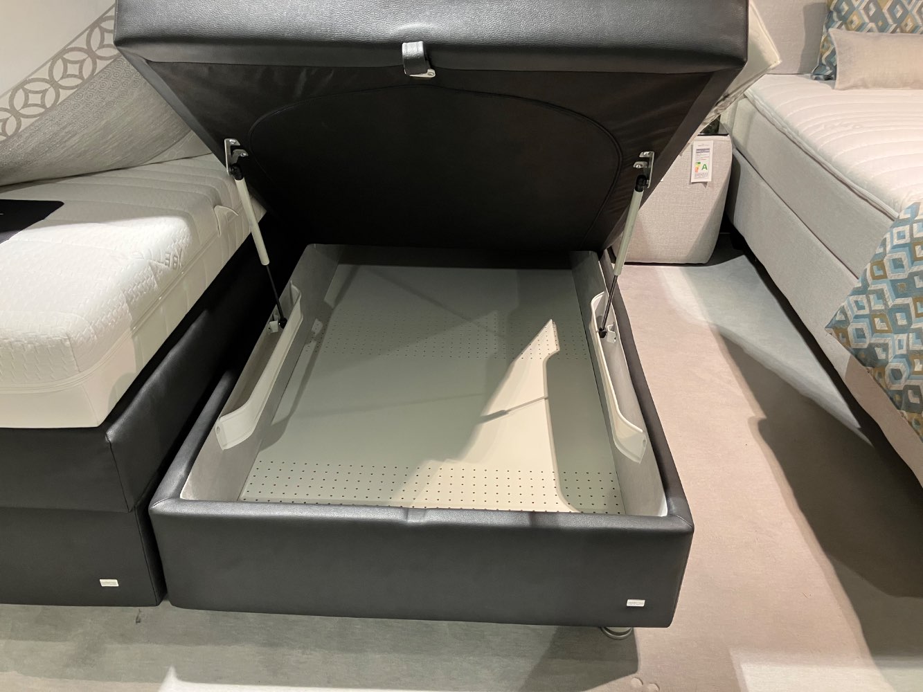 Boxspringbett mit Stauraum , schwarz