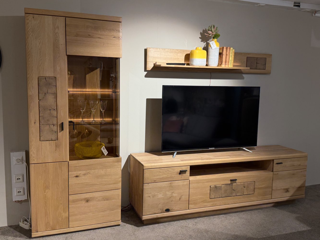 Wohnkombination Ast/Balkeneiche massiv inkl. Beleuchtung