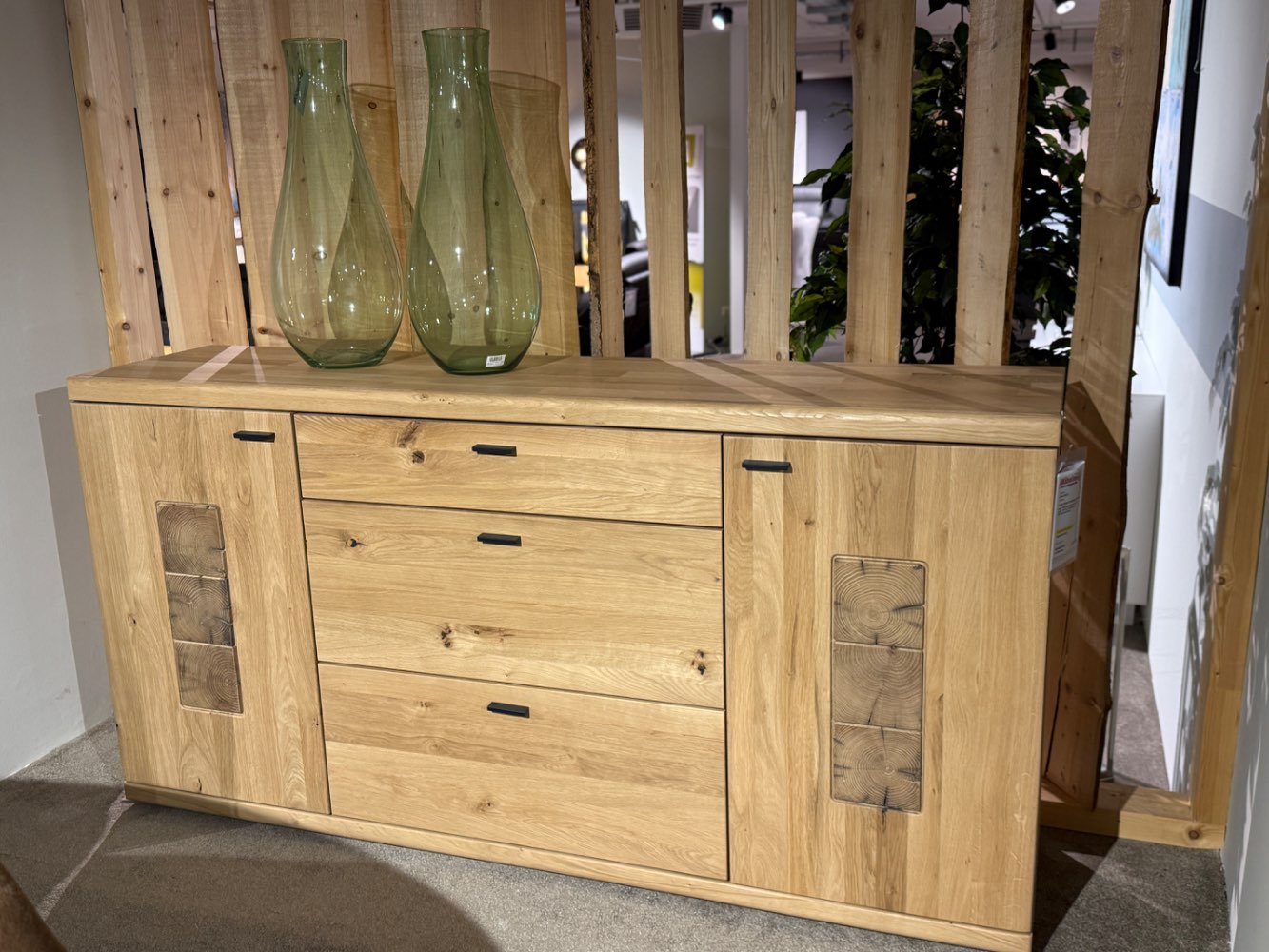 Sideboard / Kommode Balkeneiche massiv mit Hirnholzapplikation