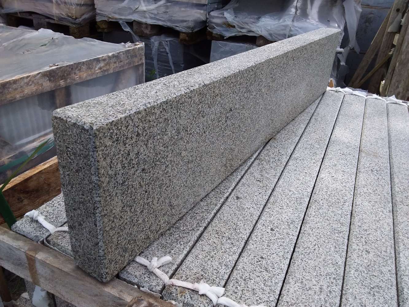 Granit Randstein 6x20x100 anthrazit Naturstein Rasenkante Seltra