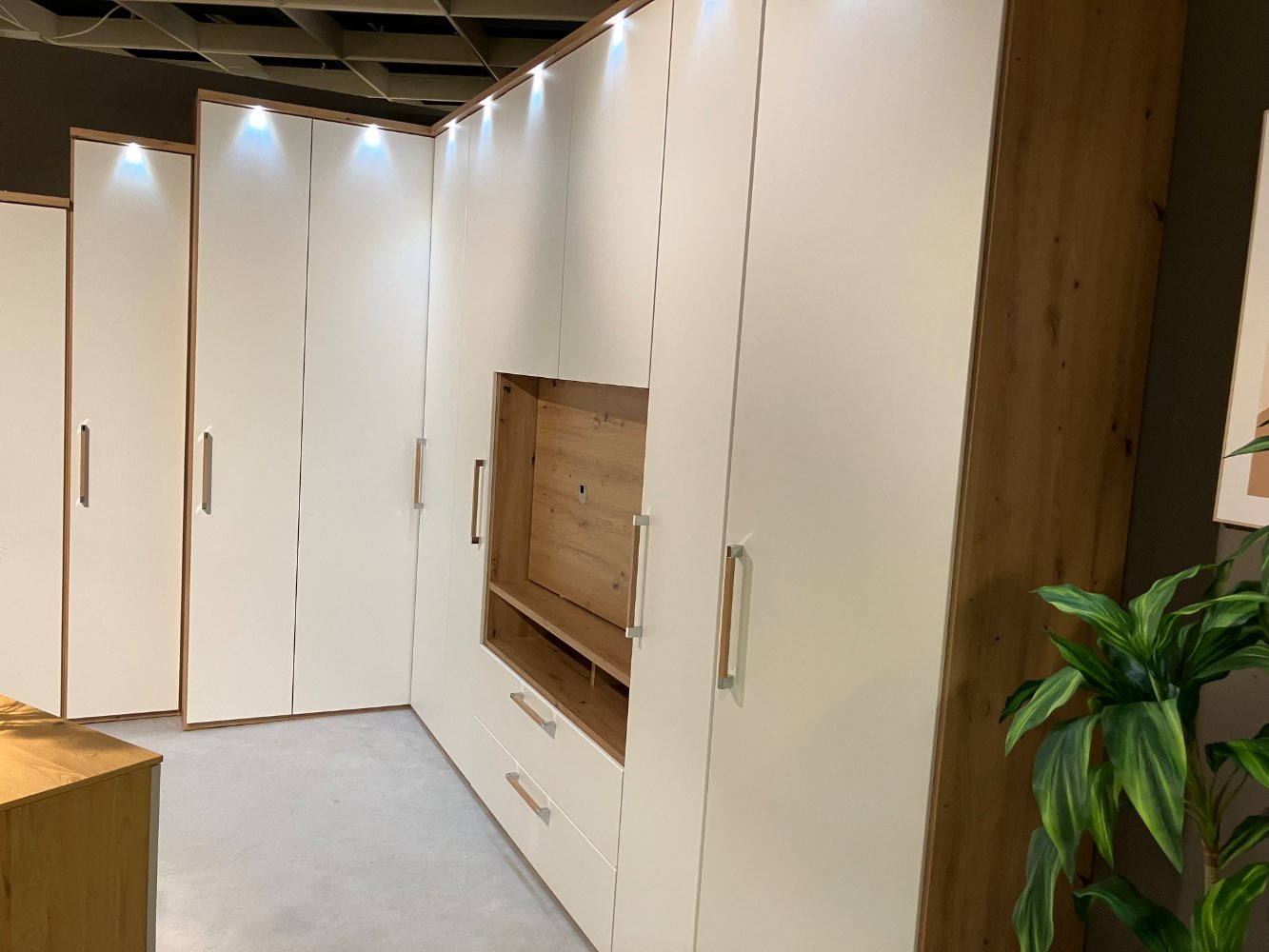 Eckschrank mit TV-Fach und Beleuchtung