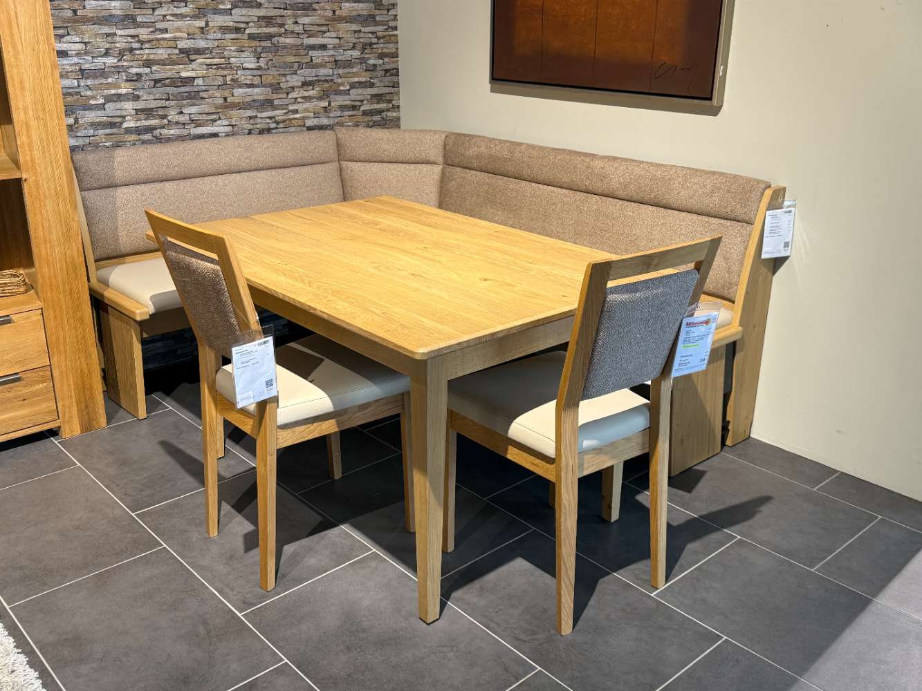 Eckbankgruppe ; Auszugstisch massiv, Bank mit Truhe & 2x Stühle