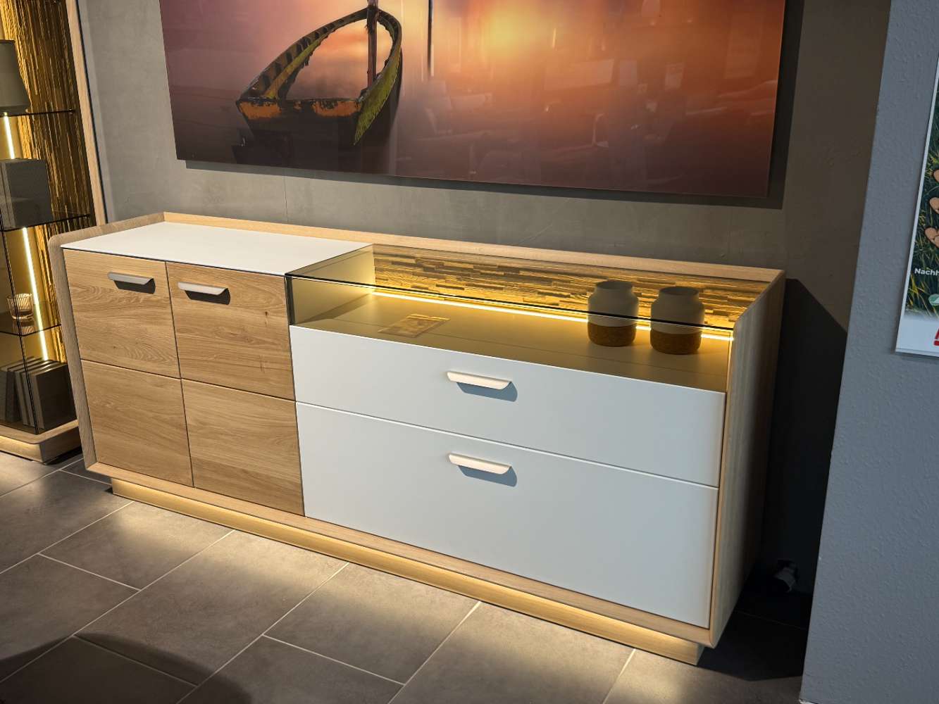 Chandler Sideboard Eiche massiv / Lack weiß, inkl. Beleuchtung