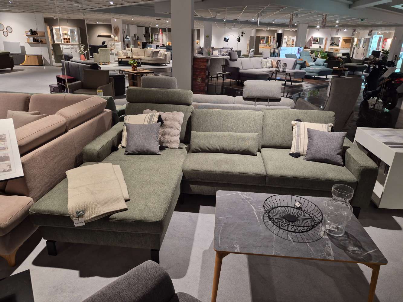 Ecksofa mit Schlaffunktion und Bettkasten ca 185x278cm