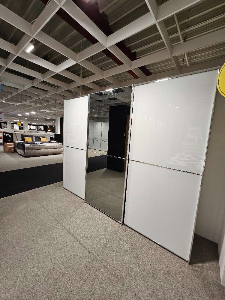 Schwebetürenschrank