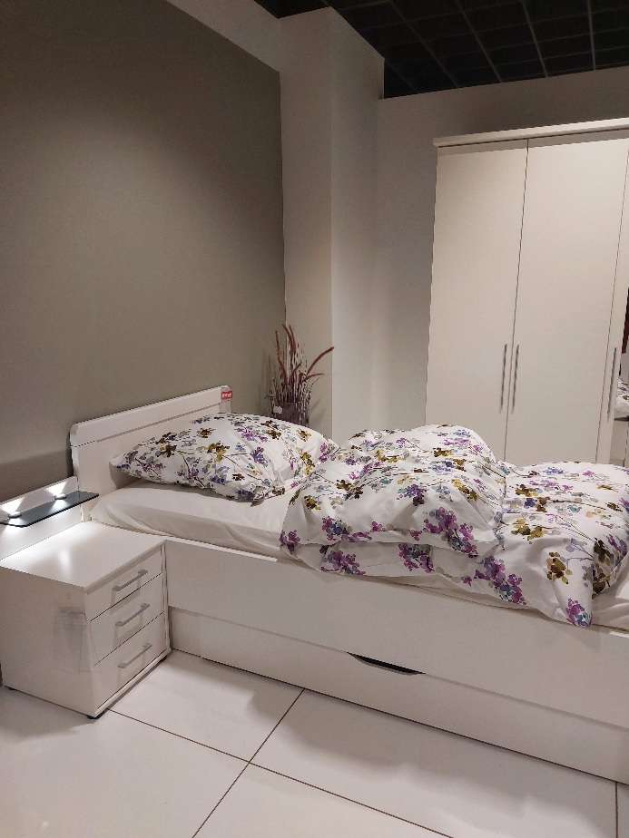 Schlafzimmer Genf mit Kommode und Bettbank