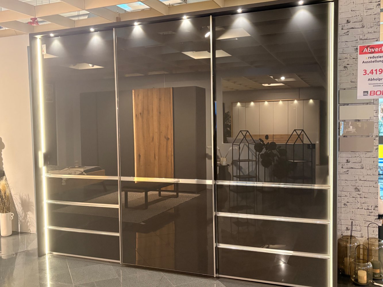 Schwebetürenschrank